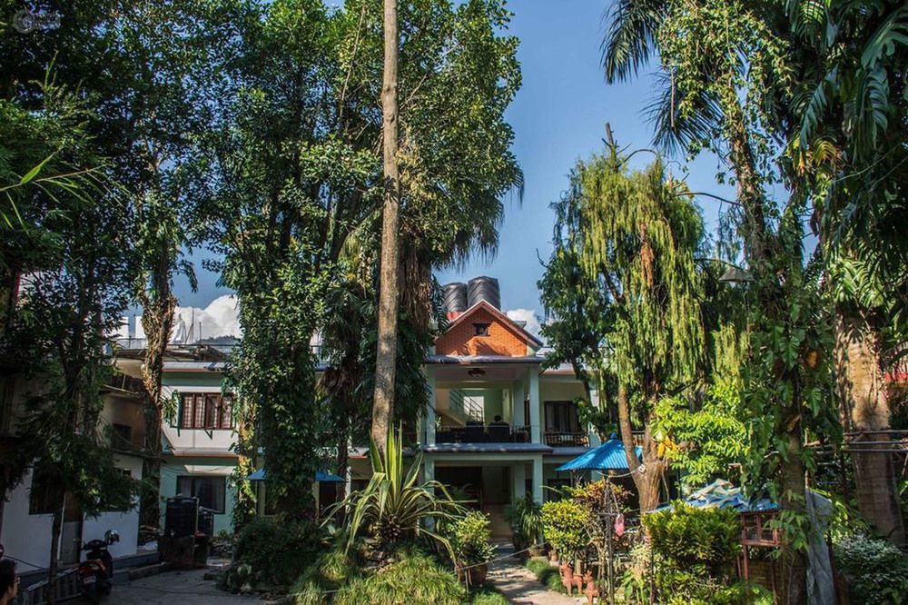 Hotel Yeti Покхара Экстерьер фото