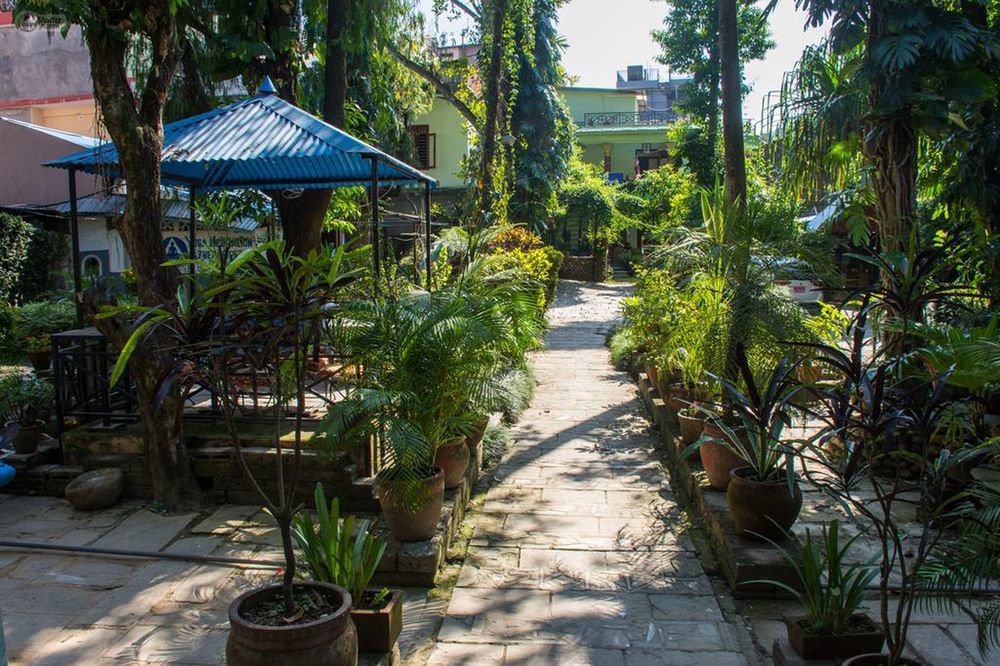 Hotel Yeti Покхара Экстерьер фото